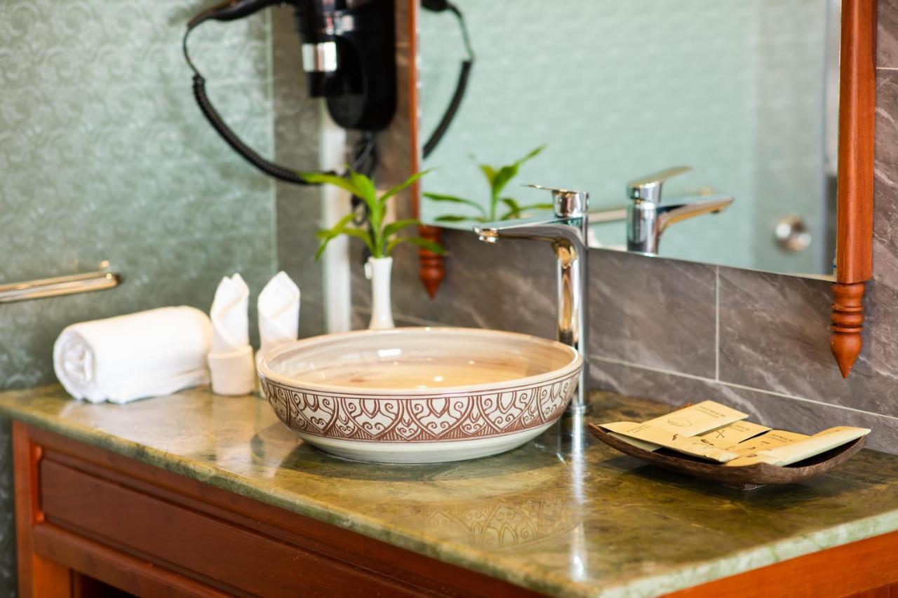 Two Seasons Siem Reap Hotel المظهر الخارجي الصورة A vessel sink
