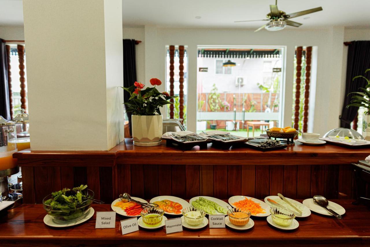 Two Seasons Siem Reap Hotel المظهر الخارجي الصورة A selection of dishes at a buffet