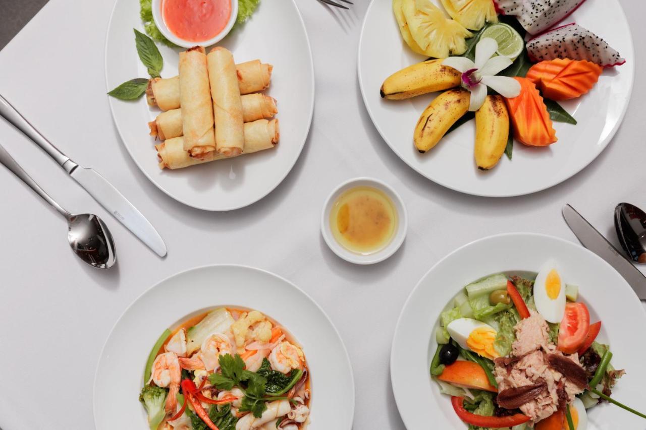 Two Seasons Siem Reap Hotel المظهر الخارجي الصورة A selection of Thai food