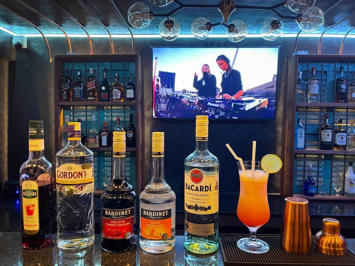 Two Seasons Siem Reap Hotel المظهر الخارجي الصورة The bar on board