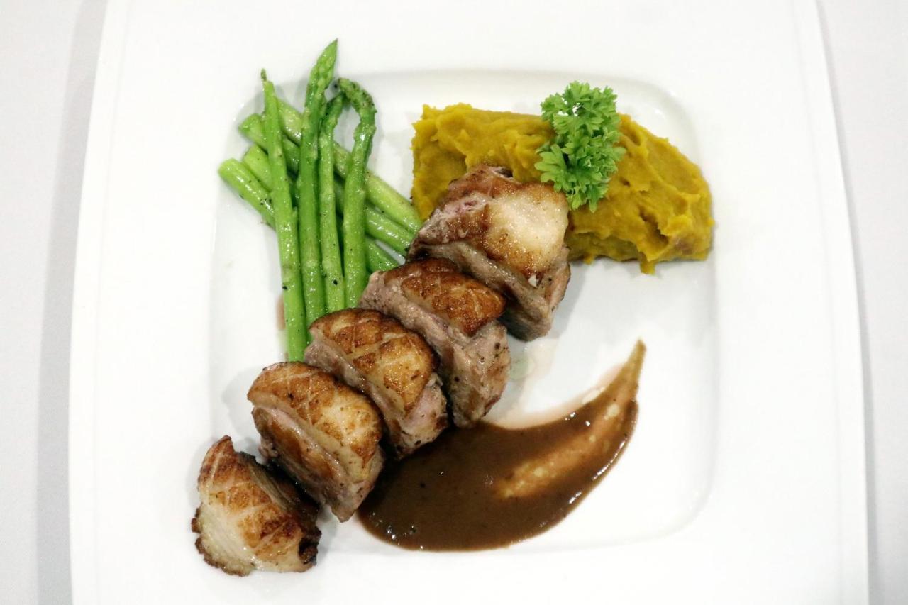 Two Seasons Siem Reap Hotel المظهر الخارجي الصورة A prepared meal of frog legs