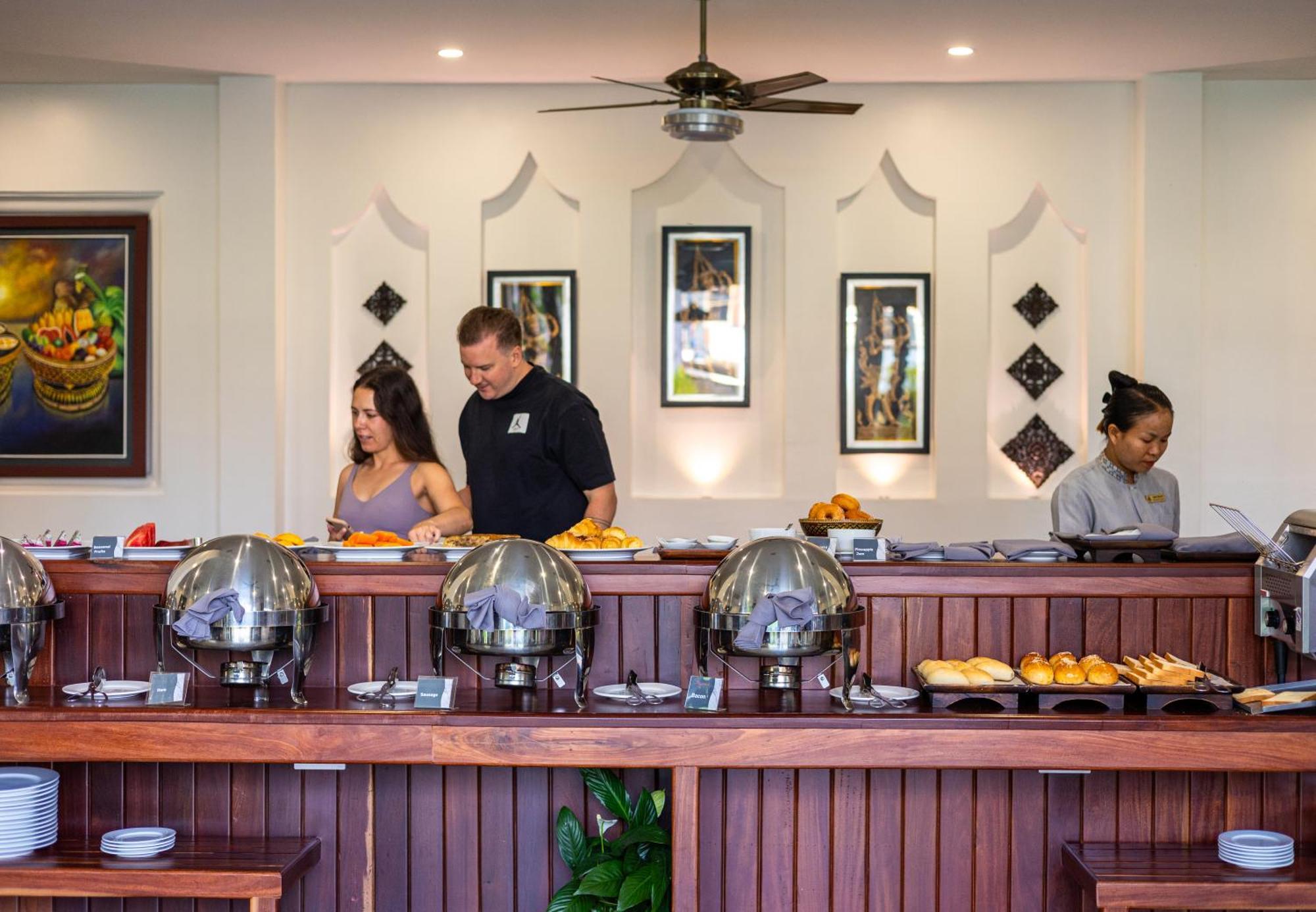 Two Seasons Siem Reap Hotel المظهر الخارجي الصورة A buffet at a hotel