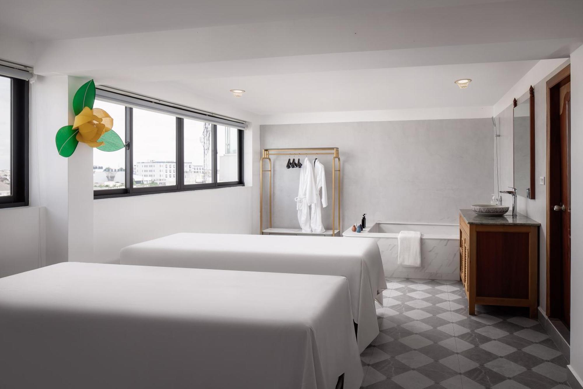 Two Seasons Siem Reap Hotel المظهر الخارجي الصورة Spa at The Standard East Village