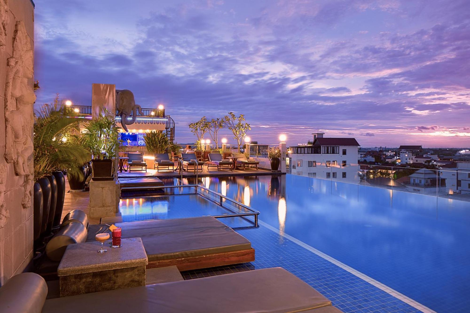 Two Seasons Siem Reap Hotel المظهر الخارجي الصورة The rooftop pool at the hotel