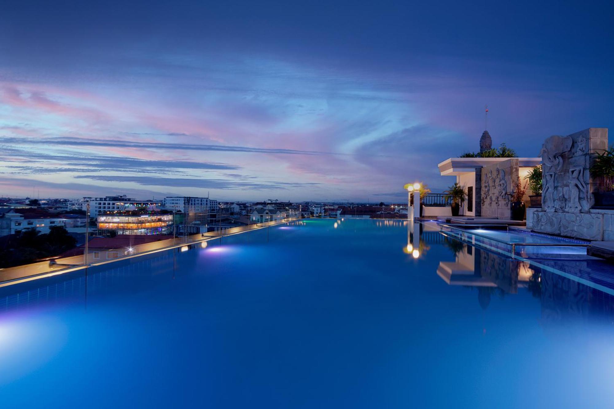 Two Seasons Siem Reap Hotel المظهر الخارجي الصورة The rooftop pool at the hotel